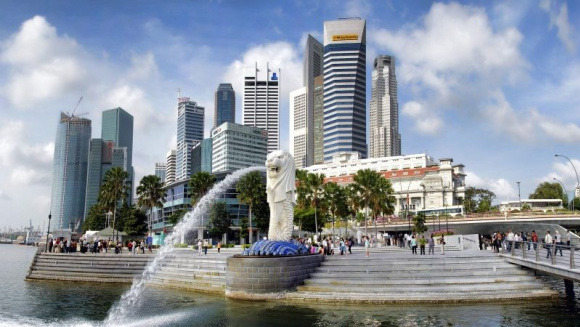 Merlion fountain with the head of a lion and the body of a fish in Merlion Park, Singapore