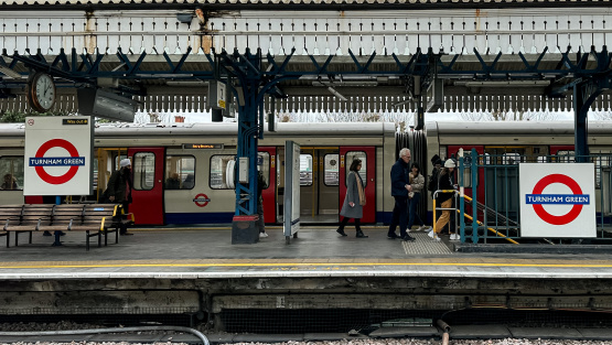 The view across platforms at Turnham Green tube station