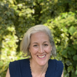 Headshot of Louise Courtenay, Hong Kong Writer & Education Consultant at The Good Schools Guide.